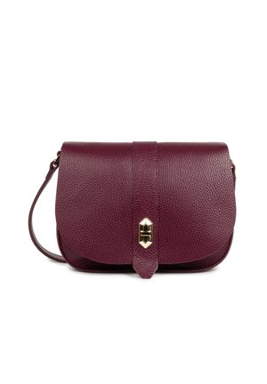Borsa a tracolla in pelle bordeaux con superficie texturizzata, chiusura a patta, dettagli in metallo dorato e tracolla regolabile. Design rettangolare classico.