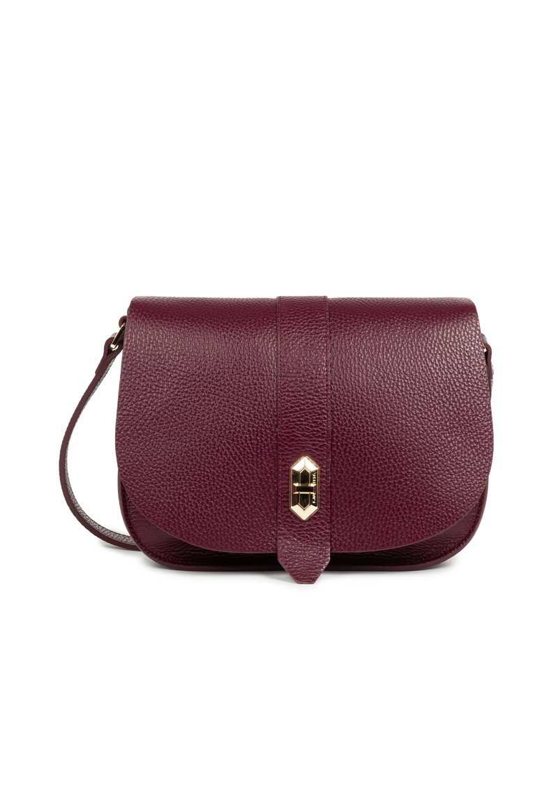 Borsa a tracolla in pelle bordeaux con superficie texturizzata, chiusura a patta, dettagli in metallo dorato e tracolla regolabile. Design rettangolare classico.