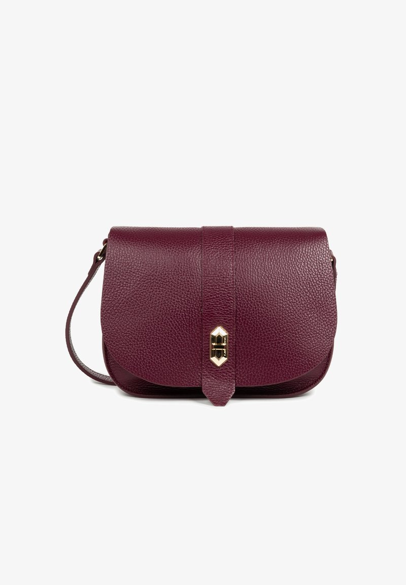 Borsa a tracolla in pelle bordeaux con superficie texturizzata, chiusura a patta, dettagli in metallo dorato e tracolla regolabile. Design rettangolare classico.