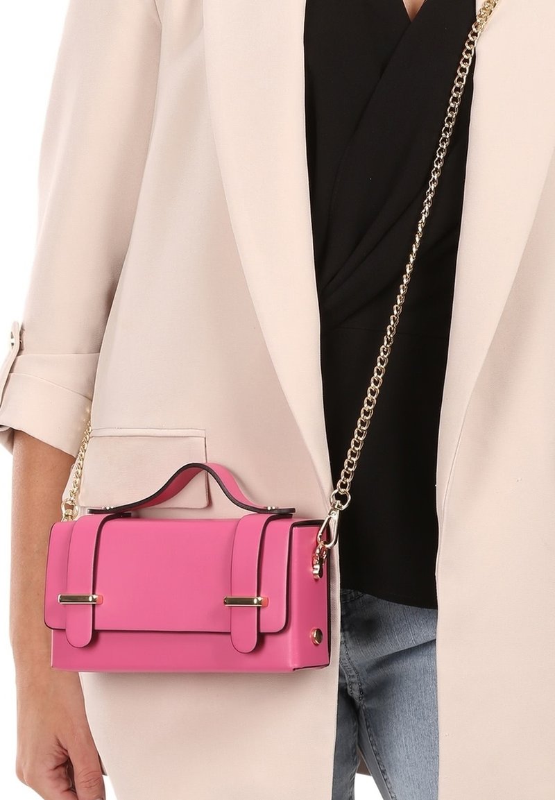 Rosa Handtasche mit strukturierter rechteckiger Form, aus Kunstleder, goldenen Hardware-Akzenten, kurzem Henkel und abnehmbarem Kettenriemen.