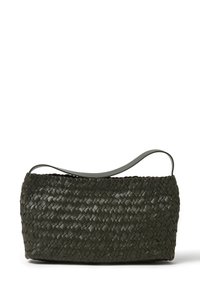Bolso de cuero verde trenzado con forma rectangular, textura suave y una sola correa para el hombro. Presenta un intrincado patrón trenzado.