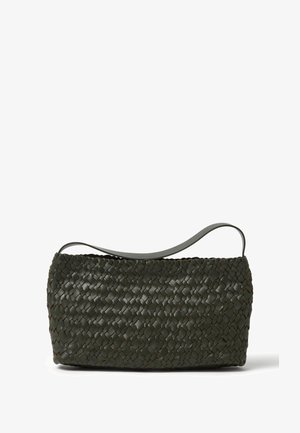 Gewebte grüne Lederhandtasche in rechteckiger Form, mit glatter Textur und einem einzelnen Schultergurt. Mit einem komplexen geflochtenen Muster versehen.