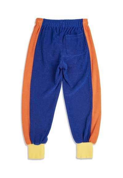 Pantaloni in spugna blu con pannelli laterali arancioni, polsini gialli a costine, vita elasticizzata e una tasca posteriore singola sul lato destro.
