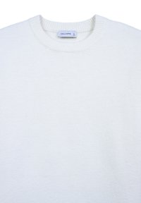 Weißer Strickpullover mit rundem Halsausschnitt und gerippten Kanten. Mit einem Etikett, das "CALLIOPE" und die Größe "L" zeigt. Weiche Textur.