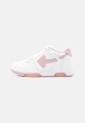 Witte sneaker met een roze middenzool en accenten, met een groot roze pijldesign aan de zijkant, vetersluiting en een gedempte zool.