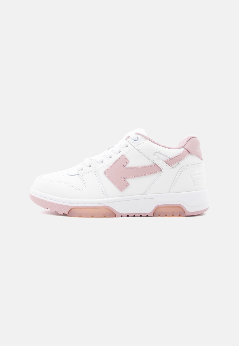 Άσπρο αθλητικό παπούτσι με ροζ μεσαία σόλα και λεπτομέρεια, με μεγάλο ροζ βέλος στο πλάι, κλείσιμο με κορδόνια και μαξιλαρωμένη σόλα.