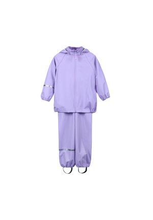 Lila wasserdichte Jacke und Hose Set, mit Kapuze, elastischen Bündchen und reflektierenden Besätzen an Ärmeln und Beinen für bessere Sichtbarkeit.