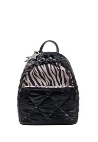 Mustekki musta reppu kera kiiltävän pinnan, jossa on vetoketjusuljenta ja raidalliset violetti ja valkoinen sisäosa. Sisältää tähden muotoisen riipuksen.