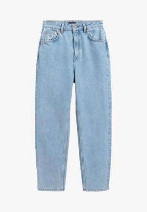 Vaqueros de mezclilla de color azul claro con una cintura alta, cierre de botón y cremallera, bolsillos delantero y trasero, y corte recto.