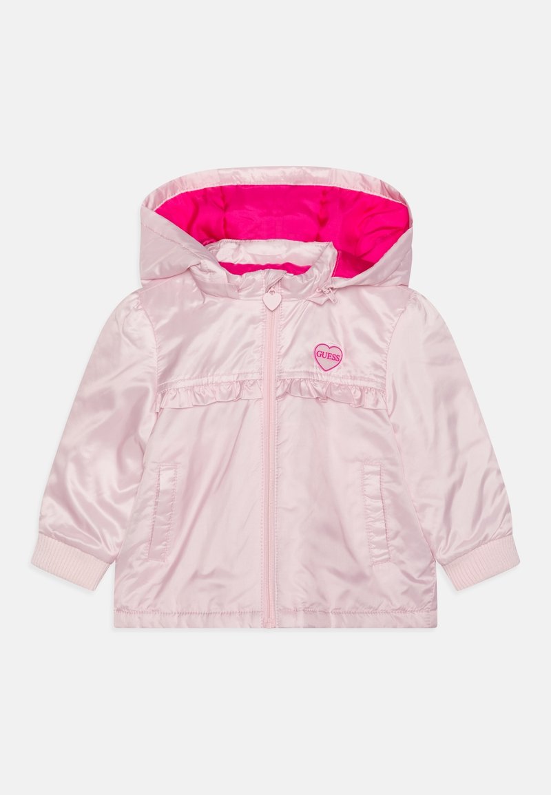 Světle růžová lesklá bunda s kapucí, má růžovou podšívku, volánky v pase a logo srdce. Zapínání na zip a elastické manžety.