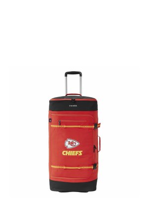 Rot-schwarzer Trolley mit Griff, Kansas City Chiefs-Logo und -Name auf der Vorderseite, gelb-rote Riemendetails und mehrere Reißverschlusstaschen.