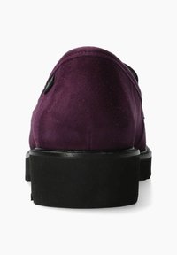 Chaussure en daim violet au design arrondi, semelle en caoutchouc noir et coutures minimales. Présente une étiquette sur le côté pour le marquage.