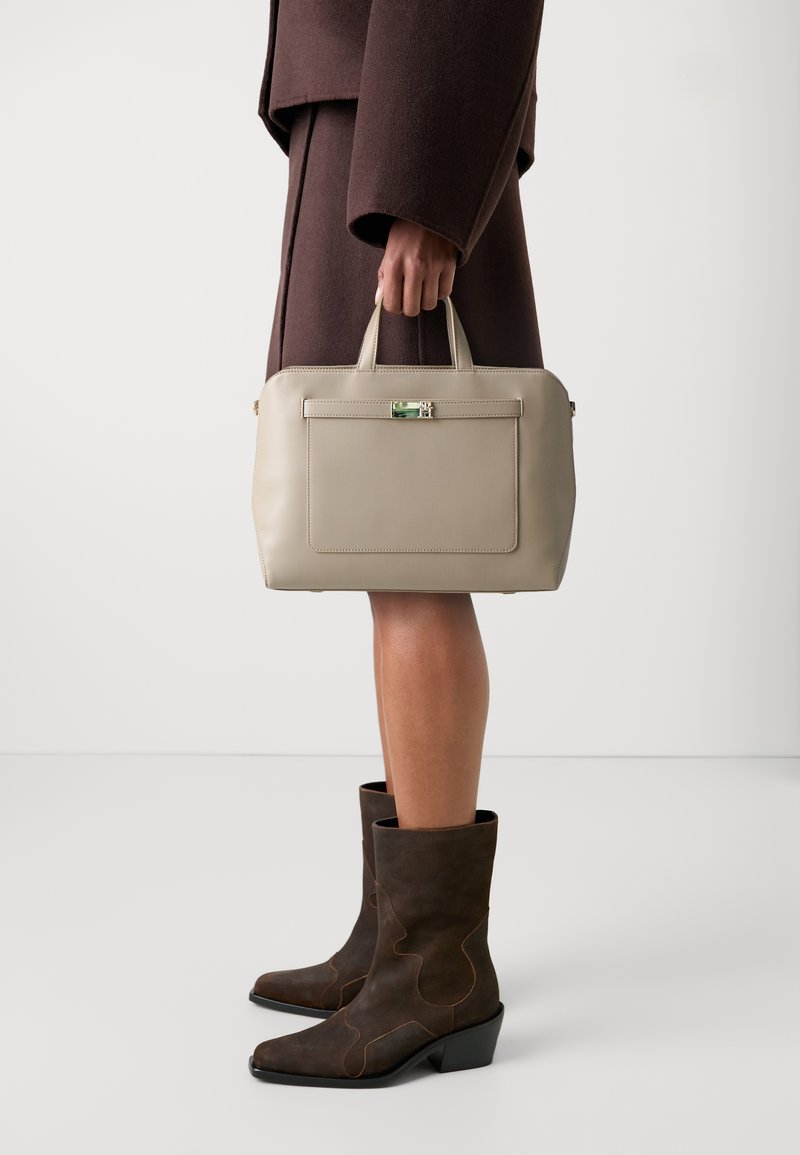 Tommy Hilfiger HERITAGE WORKBAG - Käekott - beige
