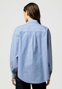 Wrangler LONG SLEEVE COOL - RELAXED FIT - Camicia - dusty blue