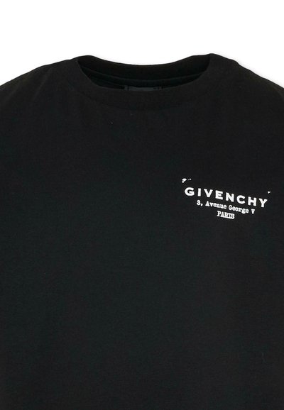 Zwart crewneck T-shirt met klein wit Givenchy-logo en tekst "3, Avenue George V Paris" op de linkerborst.