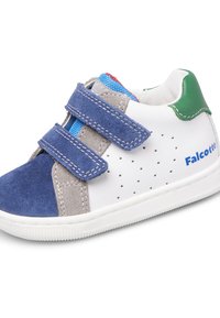 Sneaker bianca per bambino con cinturini in suede blu, tallone verde, dettagli in tessuto grigio e blu, e logo "Falcotto" sul lato.