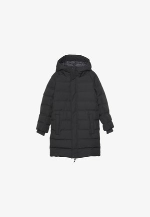 Manteau matelassé noir avec capuche, de longueur mi-longue, poignets côtelés et poches latérales. Le tissu a une texture lisse et mate.