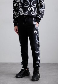 Versace Jeans Couture CHROMO - Treniņtērpa apakšdaļas - white/black
