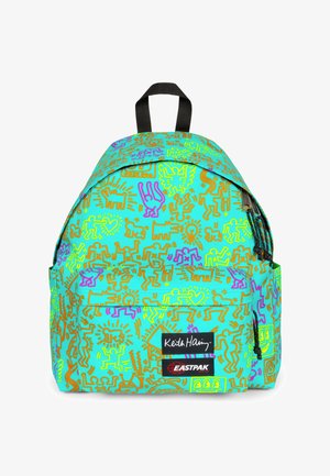 Zaino turchese con arte a linee colorate in stile Keith Haring, manico nero, tasca anteriore e patch con logo Eastpak.
