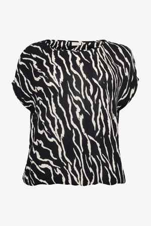 Camiseta de manga corta para mujer con un estampado de cebra en blanco y negro, que presenta un corte holgado y una tela ligera con una superficie texturizada.