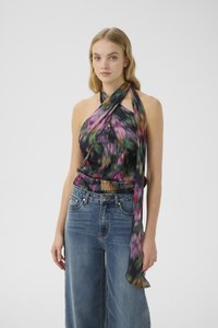 Top nero a collarino con motivo floreale multicolore; tessuto leggero, legato al collo e in vita; abbinato a jeans di jeans a vita alta.