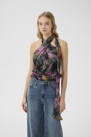 Top nero a collarino con motivo floreale multicolore; tessuto leggero, legato al collo e in vita; abbinato a jeans di jeans a vita alta.