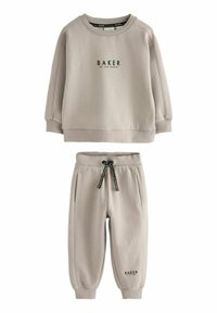Sweatshirt gris clair et joggeurs assortis en tissu doux. Présente un logo « BAKER » noir et un cordon de serrage ajustable. Coupe décontractée, poignets côtelés.