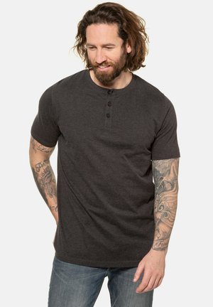 Camisa henley de manga corta en gris oscuro, hecha de una tela suave, con tres botones negros en el cuello y un corte relajado.