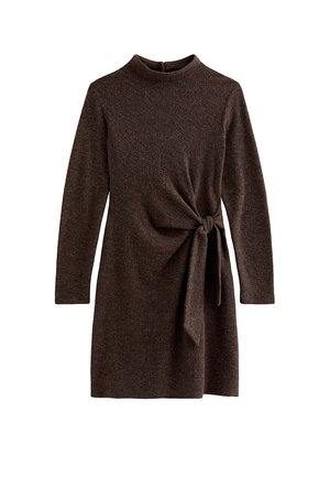 Vestido suéter marrón con mangas largas, cuello alto y detalle de cintura atada. Textura suave, longitud media hasta el muslo y diseño minimalista.