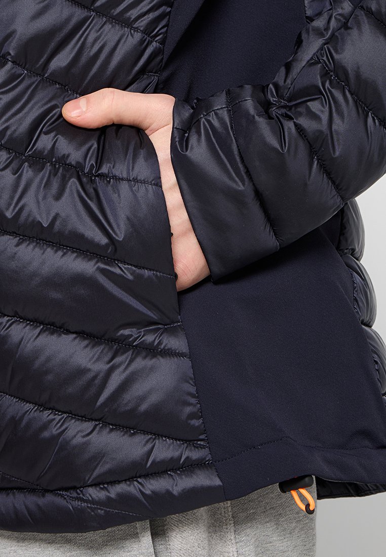 Marineblaues Puffer-Jacke mit einer gesteppten Textur und glatten Ärmeln. Verfügt über elastische Bündchen und einen kontrastierenden orangefarbenen Kordelzug am Saum.