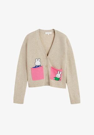 Beige vest met een V-hals, voorzien van roze zakken. Geborduurde konijntjes op de zakken, afgewerkt met een knoopsluiting en geribbelde manchetten.