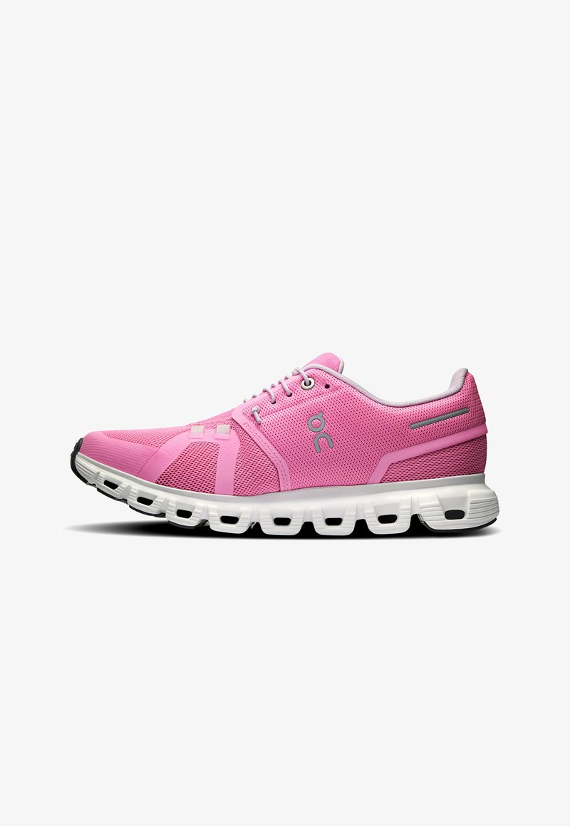 Roze sport schoenen met een bovenwerk van gaas en een witte zool. Kenmerken zijn onder andere een ronde neus, vetersluiting en textuurelementen aan de zijkant.