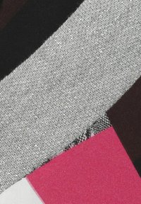 Übereinanderliegende Stoffmuster in Schwarz, silbernem Strick, Pink und Dunkelbraun mit strukturierten und glatten Oberflächen.