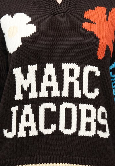 Pull en maille marron foncé avec le texte blanc "MARC JACOBS", motifs floraux blancs et orange près de l'encolure et de l'épaule.