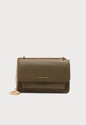 Torebka na ramię z oliwkowej teksturowanej skóry z złotym łańcuszkowym paskiem i małą przednią kieszenią, z logo Michael Kors w złotych literach.