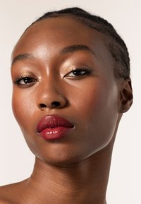 Code8 COLOUR BRILLIANCE CREAM LIPSTICK - Lippenstift - Roaring 20s
