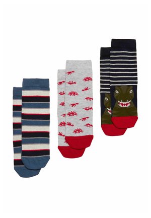 Trei perechi de șosete pentru copii: una cu dungi albastre, albe, roșii și negre, una gri cu dinozauri roșii mici, una bleumarin cu fața unui dinozaur și dungi.