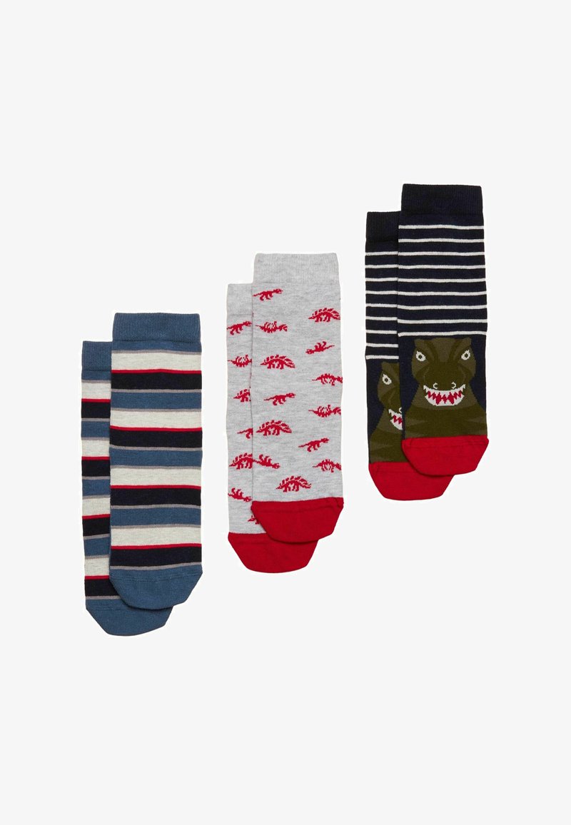 Trois paires de chaussettes pour enfants : une avec des rayures bleues, blanches, rouges et noires, une grise avec de petits dinosaures rouges, une marine avec un visage de dinosaure et des rayures.
