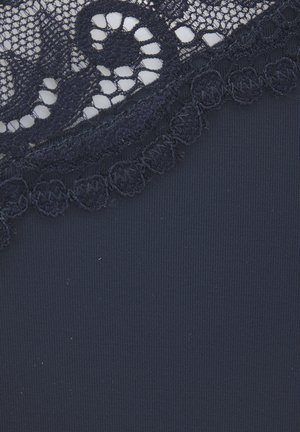 Marineblauem Stoff mit komplizierten schwarzen Spitzenakzenten und einem gewellten Rand. Glatte Textur mit leichtem Glanz, der das geschichtete Design hervorhebt.