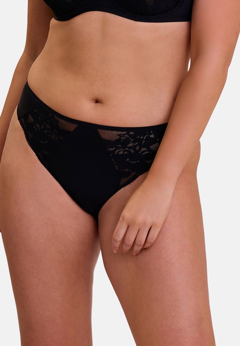 Des bikinis en forme de culotte ornés de dentelle noire avec un tissu lisse et des accents en dentelle transparente sur les côtés. Le design est taille basse avec une coupe classique.