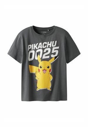 Grijze katoenen t-shirt met een grote Pikachu-afbeelding in het geel met rode wangen, en de tekst "PIKACHU 0025" in het wit over de voorkant.