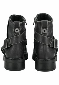 Botas de cuero negro hasta el tobillo con una textura suave, que cuentan con cremalleras laterales, correas ajustables y un tacón bajo apilado.