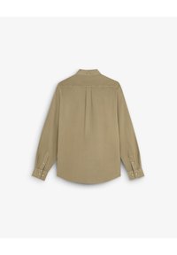 Camicia beige a maniche lunghe con colletto a bottoni, dettaglio della piega sul retro e polsini con bottoni. Tessuto liscio con vestibilità su misura.