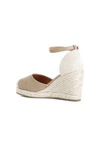 Beige Espadrille-Plateauschuhe mit einem Obermaterial aus Wildleder und einem strukturierten Stoffabsatz. Mit einem Knöchelriemen und einer gewebten Jutesohle.