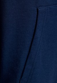 Marinblå huvtröja med texturerad tyg, utrustad med en känguruficka och ribbade manschetter, med en slät finish och subtila sömdetaljer.