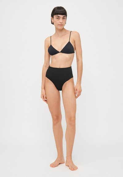 Zwart bikini set met een driehoekig topje met dunne bandjes en een high-waisted broekje, beide gemaakt van soepel, rekbaar materiaal.