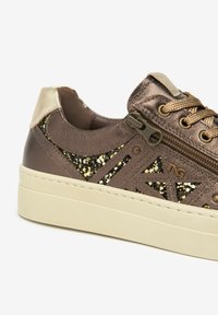Braune Leder-Sneaker mit goldenen Glitzerakzenten, strukturiertem Overlay, hellbeigem Mittelsohle und dekorativem seitlichem Reißverschlussdetail. Schnürsenkel in passendem Braun.