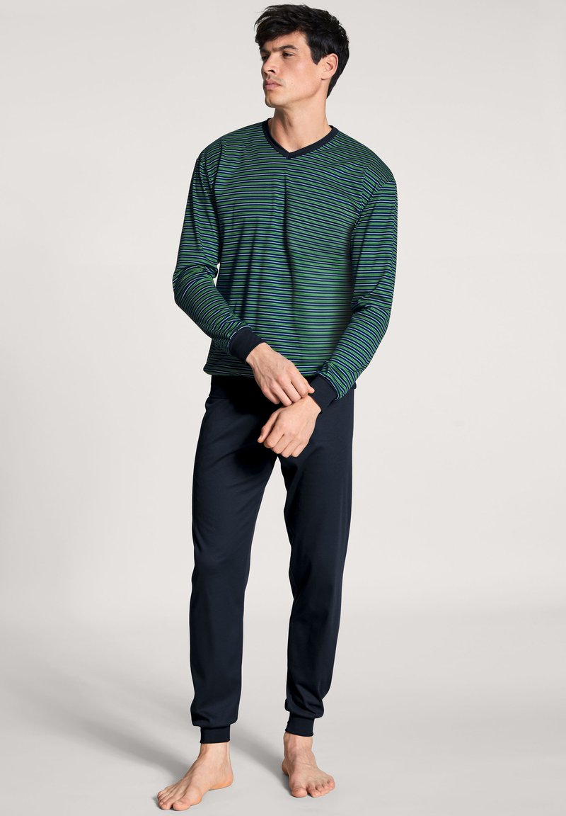 Marine en groene gestreepte blouse met lange mouwen, V-hals en manchetmouwen, gecombineerd met bijpassende marine joggers. Zachte stof, relaxte pasvorm.