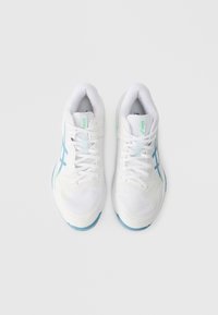 Scarpe sportive bianche con accenti in blu chiaro e verde. Realizzate in materiali mesh e sintetici. Presentano una suola testurizzata e lacci.