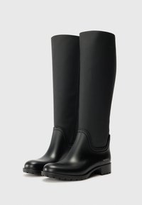 Botas de borracha pretas até ao joelho, com acabamento suave, ponta arredondada e sola texturizada. Apresenta um logo discreto na lateral.
